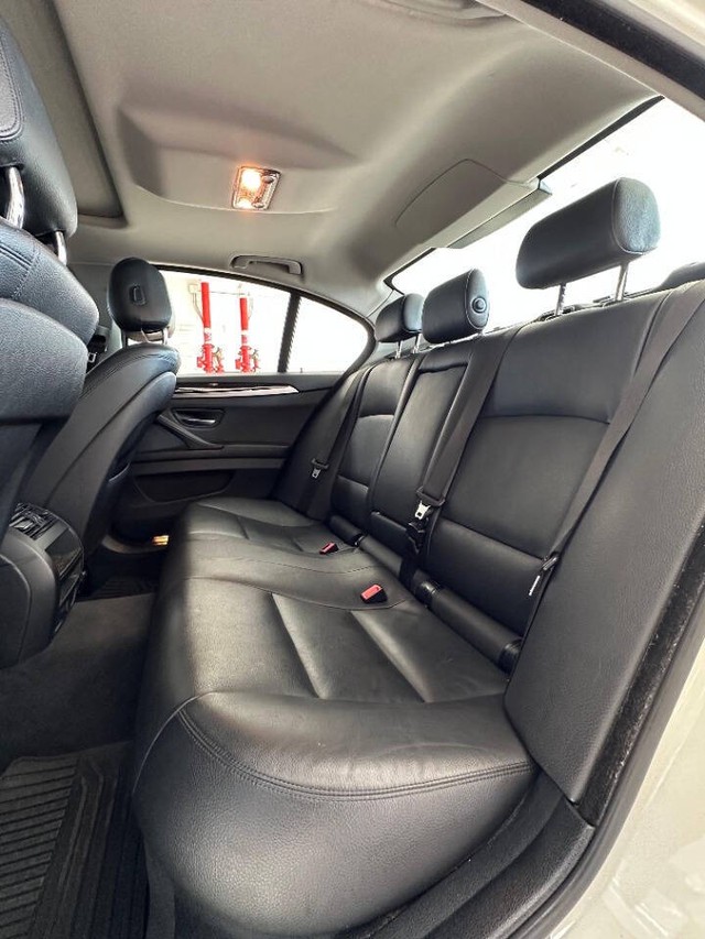 BMW 5 Series Vehicle Full-screen Gallery Image 19