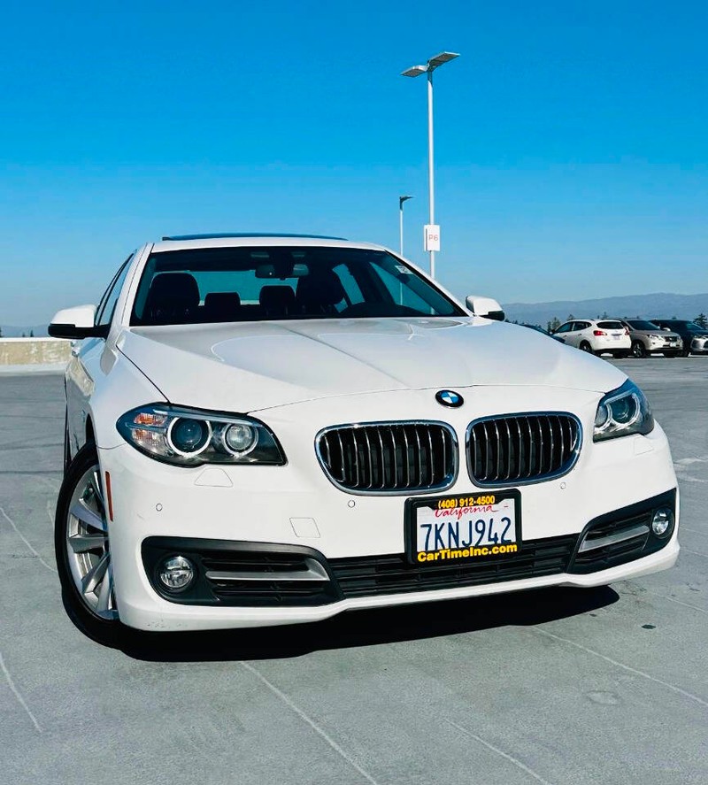 BMW 5 Series Vehicle Full-screen Gallery Image 03