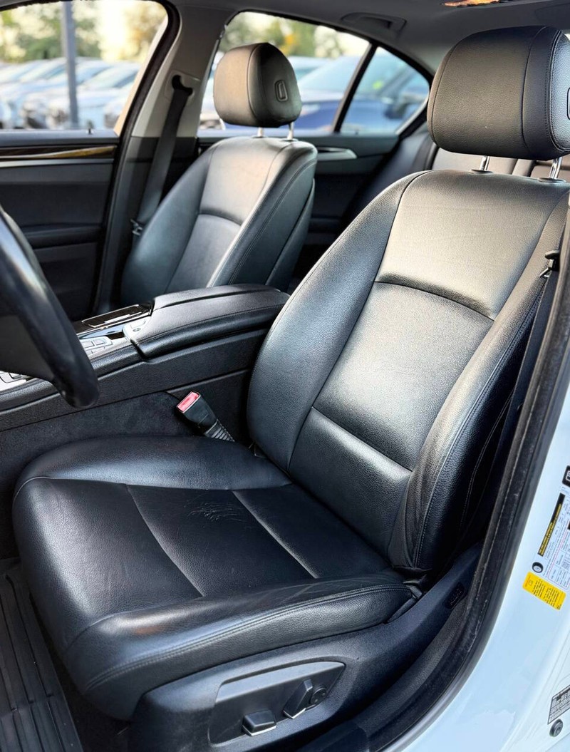 BMW 5 Series Vehicle Full-screen Gallery Image 13