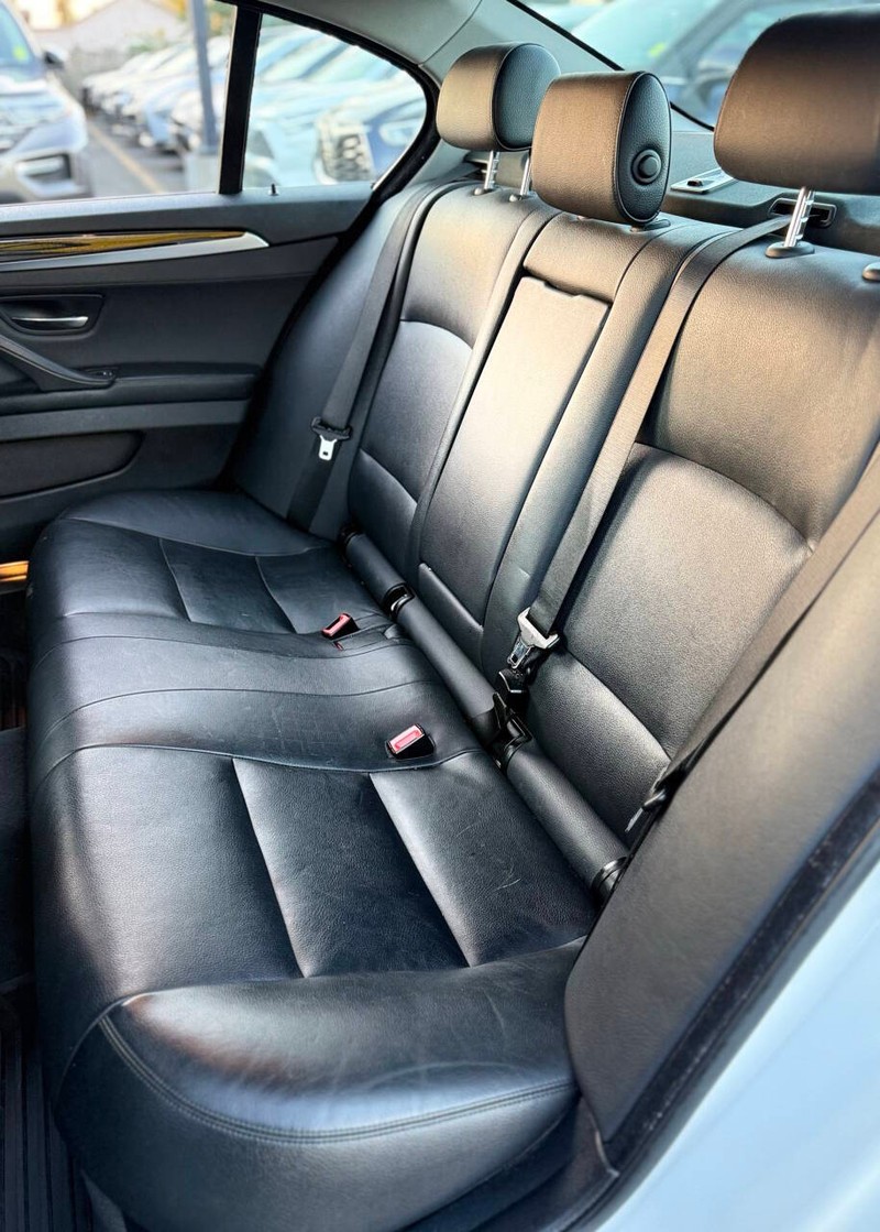 BMW 5 Series Vehicle Full-screen Gallery Image 14