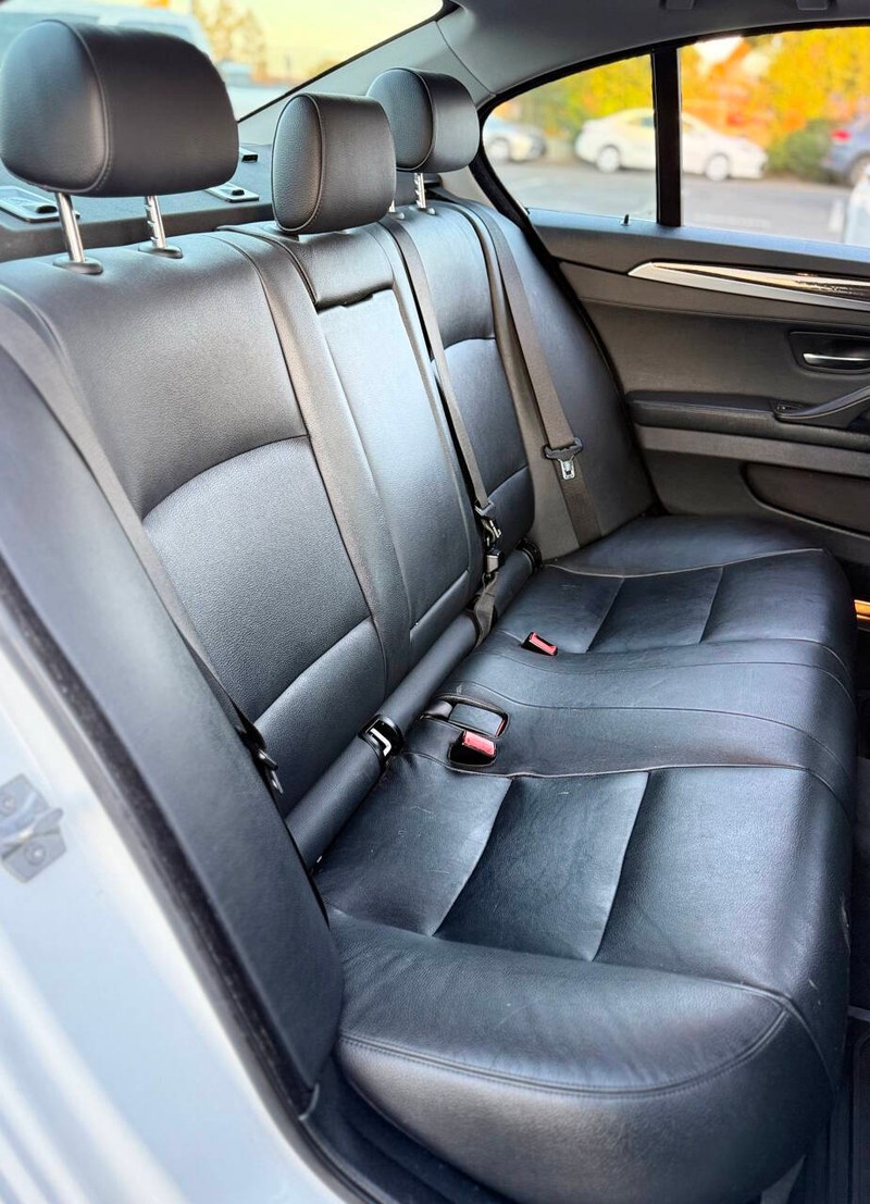 BMW 5 Series Vehicle Full-screen Gallery Image 15