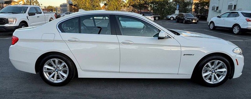 BMW 5 Series Vehicle Full-screen Gallery Image 16