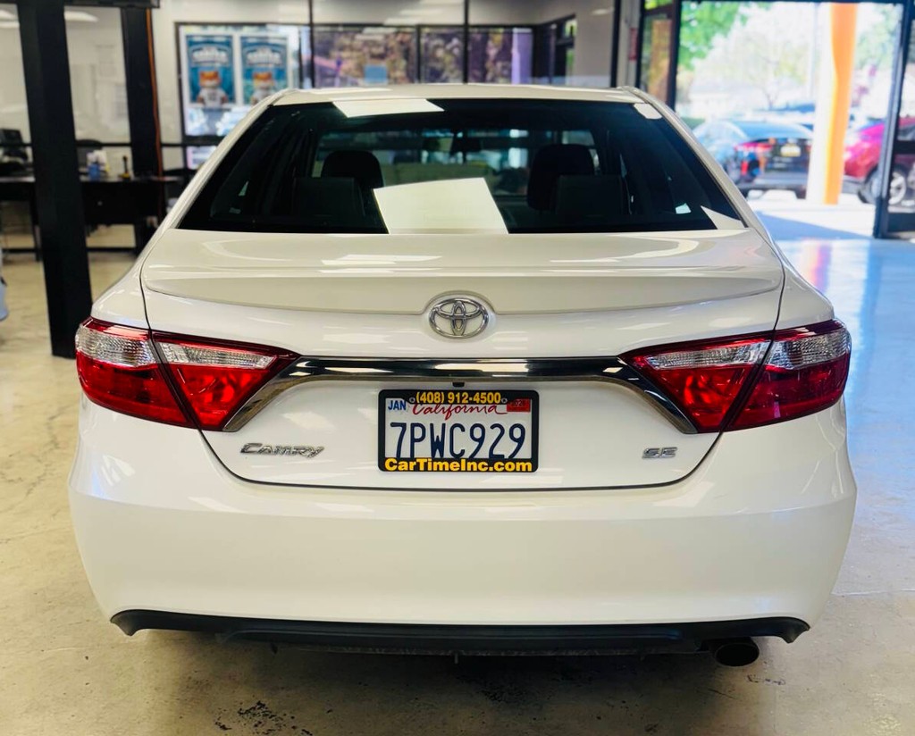 Toyota Camry Vehicle Full-screen Gallery Image 07