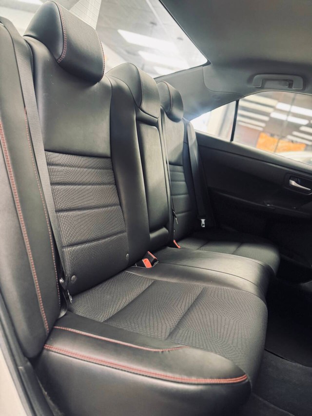 Toyota Camry Vehicle Full-screen Gallery Image 14