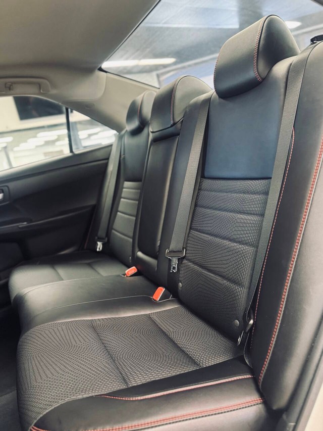 Toyota Camry Vehicle Full-screen Gallery Image 15