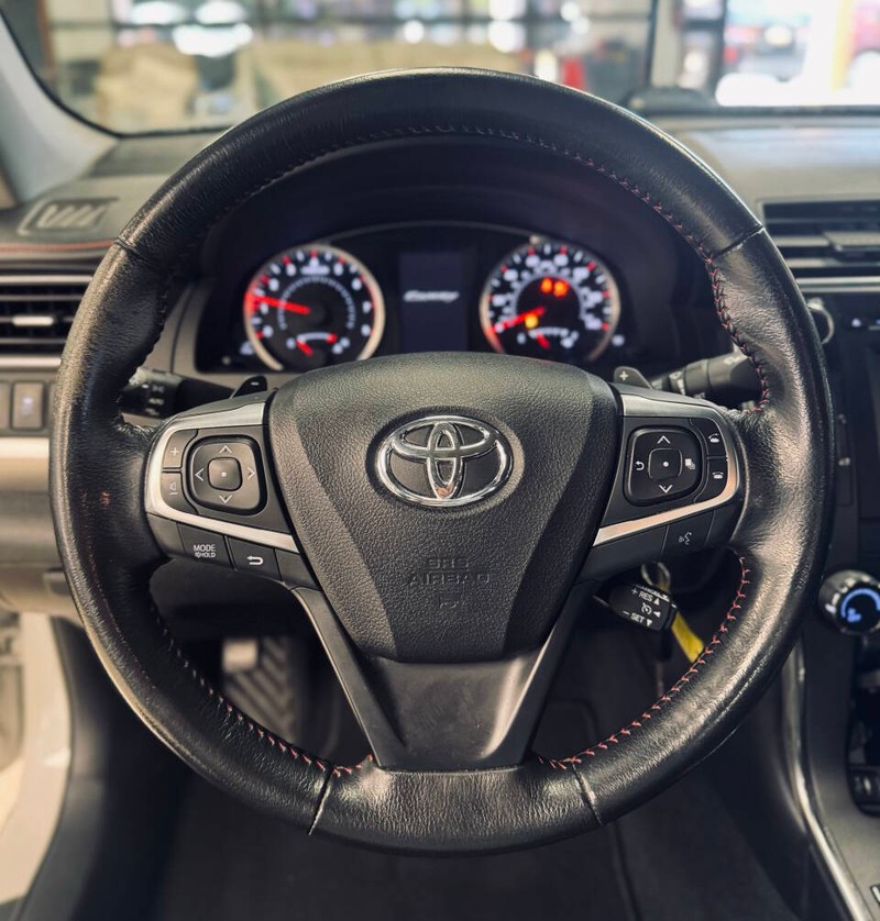 Toyota Camry Vehicle Full-screen Gallery Image 09