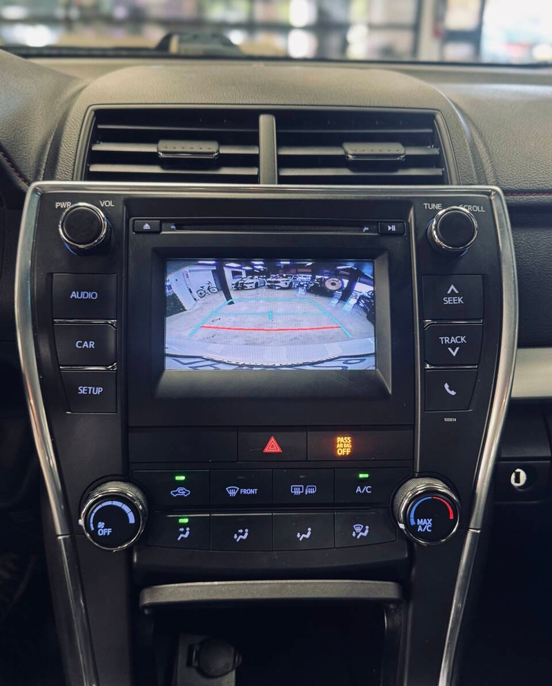 Toyota Camry Vehicle Full-screen Gallery Image 11
