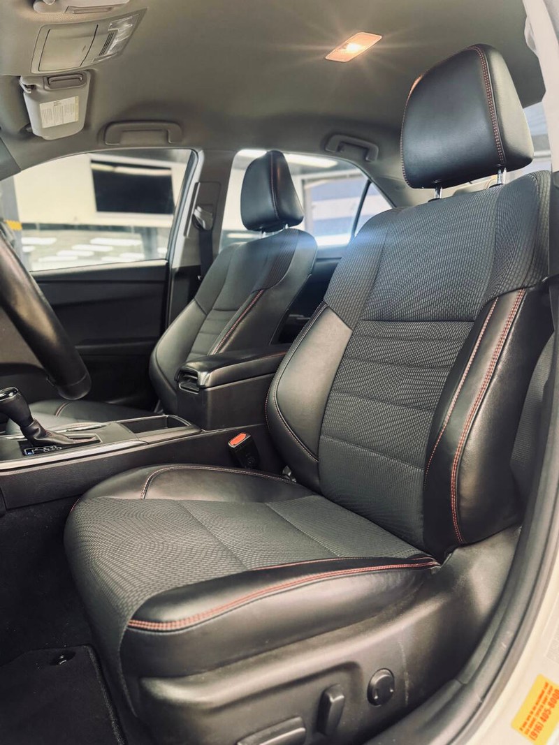 Toyota Camry Vehicle Full-screen Gallery Image 12