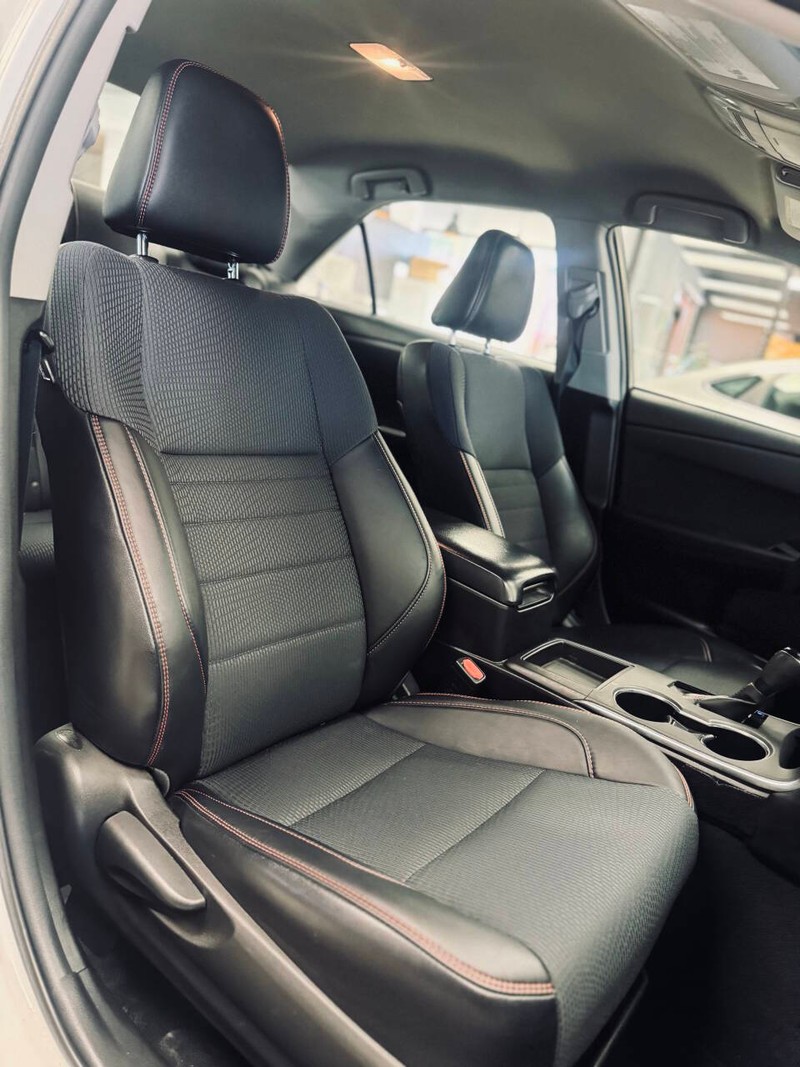 Toyota Camry Vehicle Full-screen Gallery Image 13