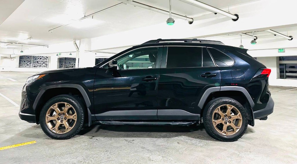 Toyota RAV4 Vehicle Full-screen Gallery Image 02