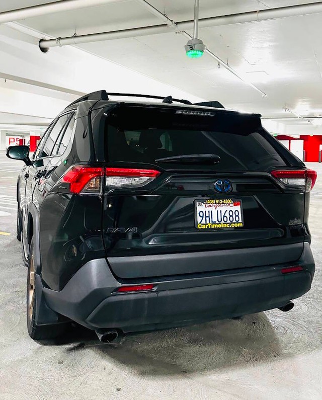 Toyota RAV4 Vehicle Full-screen Gallery Image 05