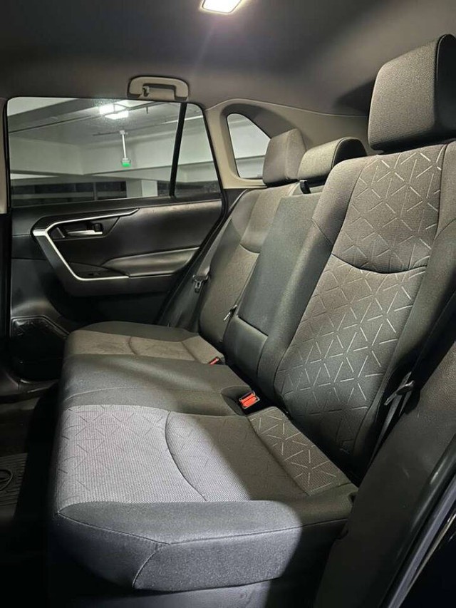 Toyota RAV4 Vehicle Full-screen Gallery Image 12