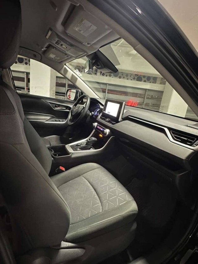 Toyota RAV4 Vehicle Full-screen Gallery Image 14