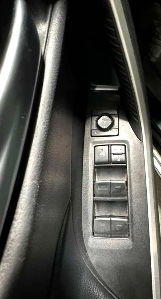 Toyota RAV4 Vehicle Full-screen Gallery Image 15