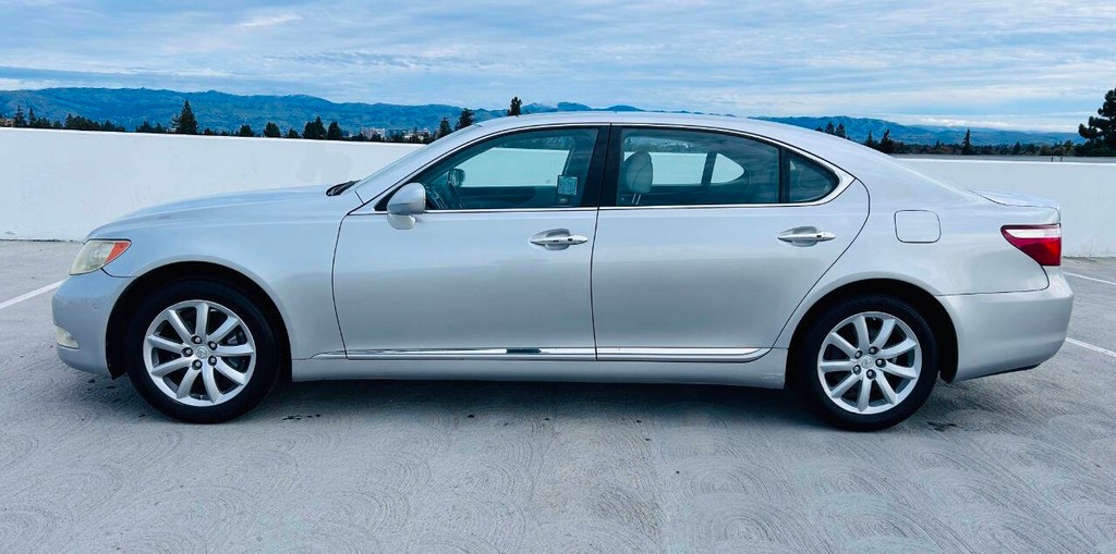 Lexus LS 460 Vehicle Full-screen Gallery Image 04