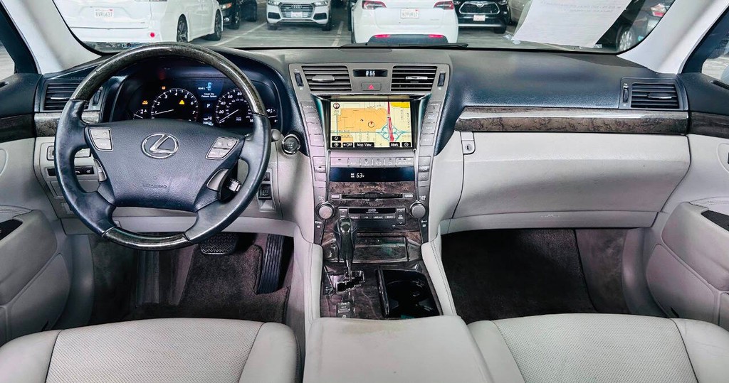 Lexus LS 460 Vehicle Full-screen Gallery Image 10
