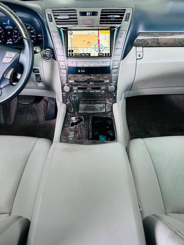 Lexus LS 460 Vehicle Full-screen Gallery Image 09