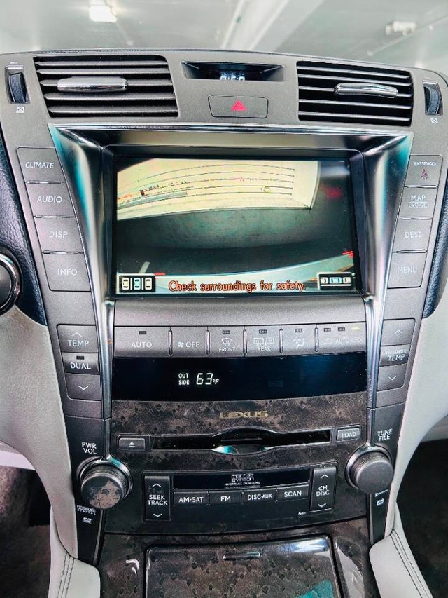 Lexus LS 460 Vehicle Full-screen Gallery Image 16