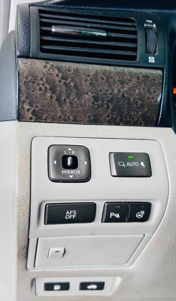 Lexus LS 460 Vehicle Full-screen Gallery Image 17