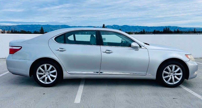 Lexus LS 460 Vehicle Full-screen Gallery Image 08