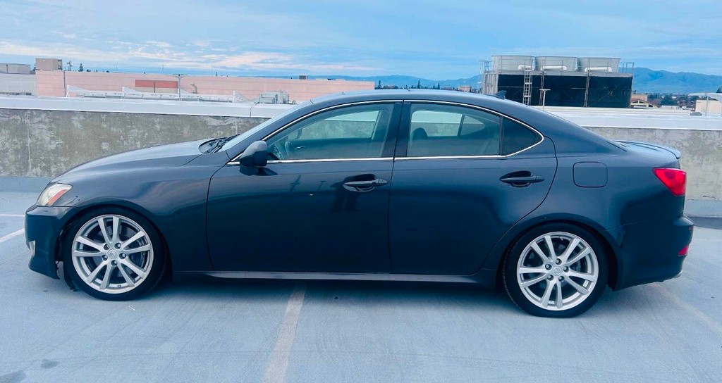 Lexus IS 350 Vehicle Full-screen Gallery Image 04