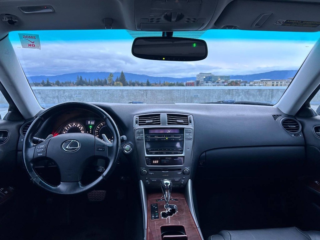 Lexus IS 350 Vehicle Full-screen Gallery Image 09