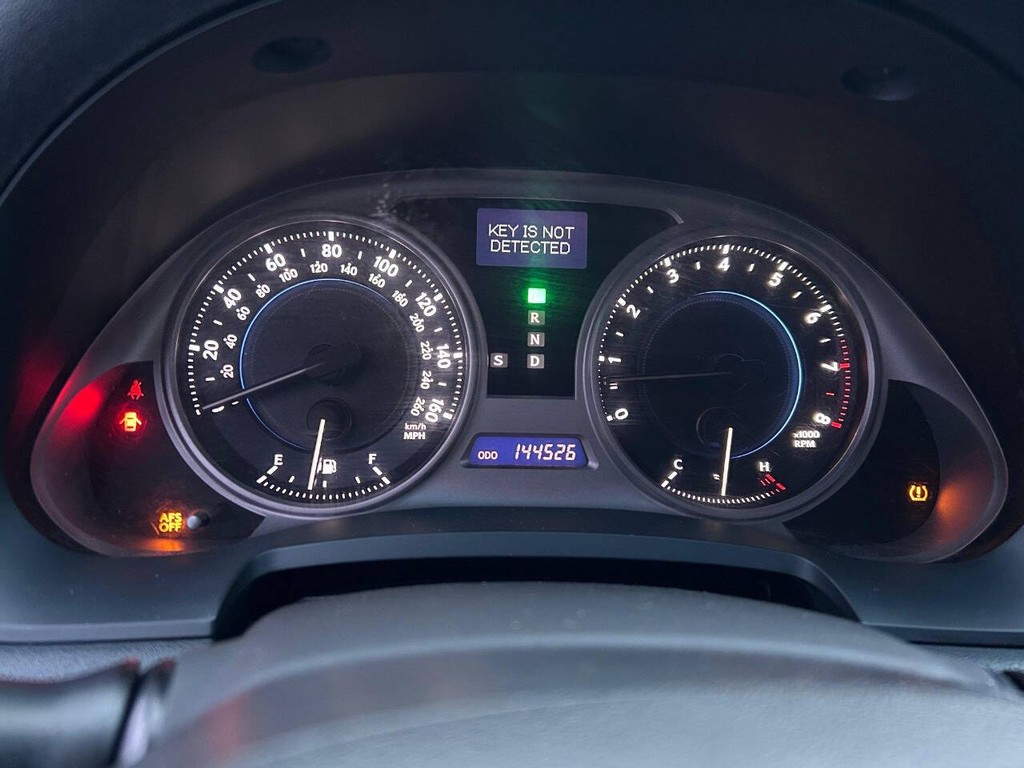 Lexus IS 350 Vehicle Full-screen Gallery Image 12