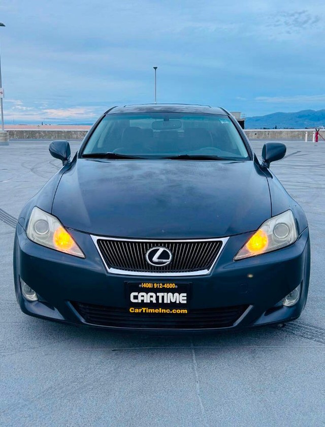 Lexus IS 350 Vehicle Full-screen Gallery Image 02