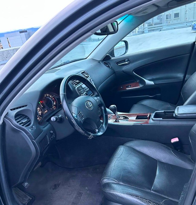 Lexus IS 350 Vehicle Full-screen Gallery Image 11