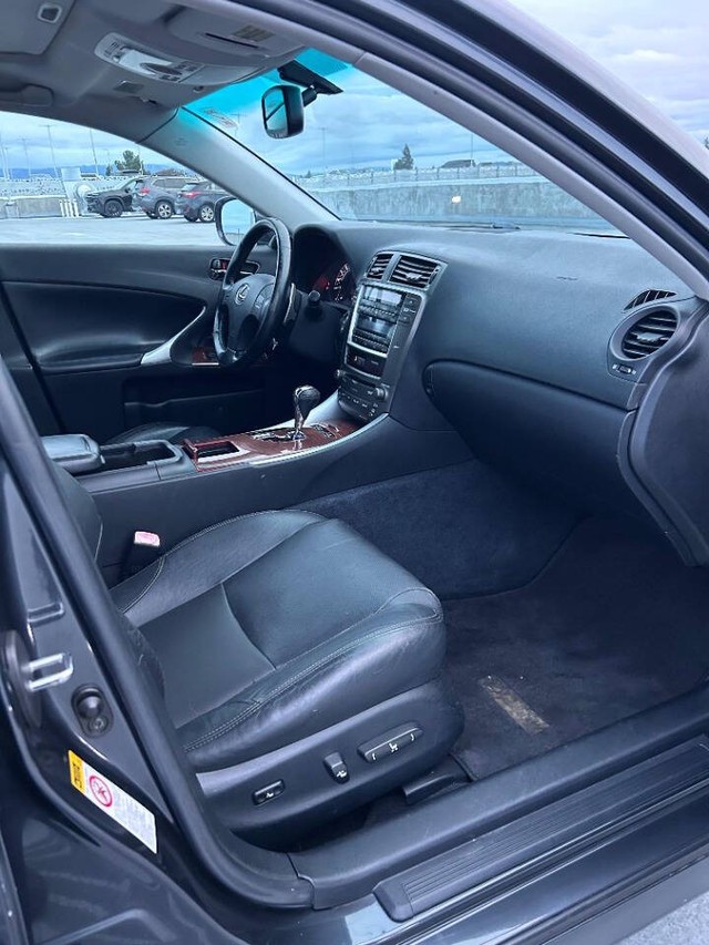 Lexus IS 350 Vehicle Full-screen Gallery Image 15
