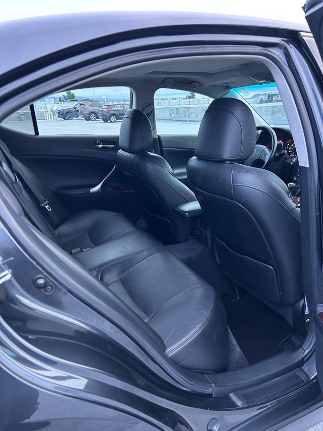 Lexus IS 350 Vehicle Full-screen Gallery Image 16