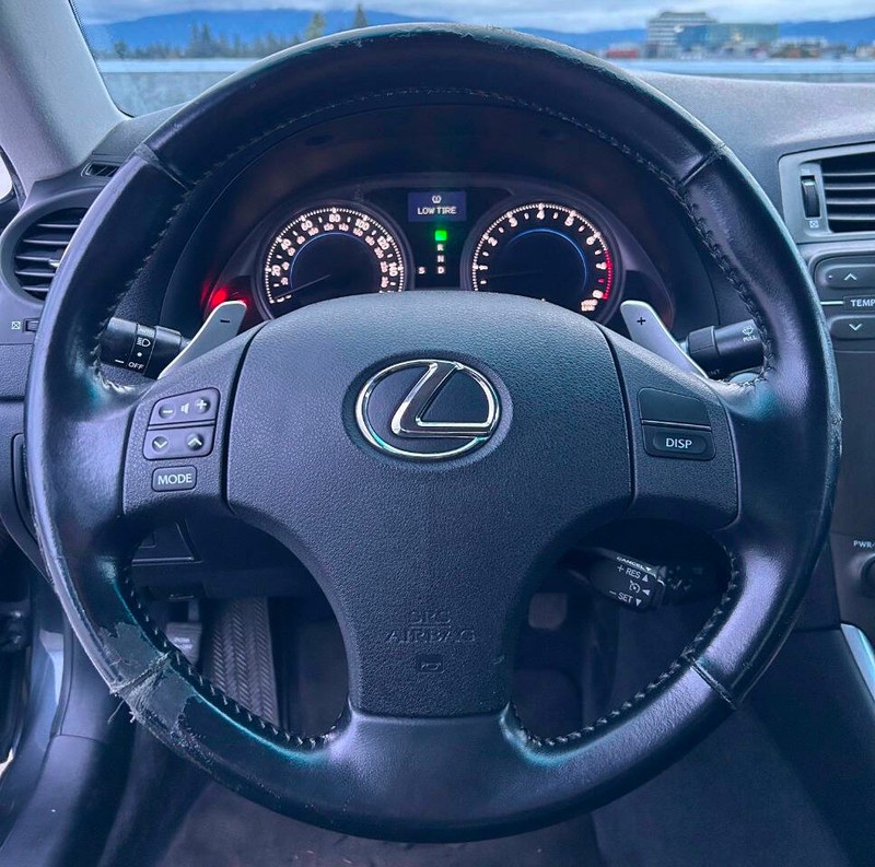 Lexus IS 350 Vehicle Full-screen Gallery Image 11