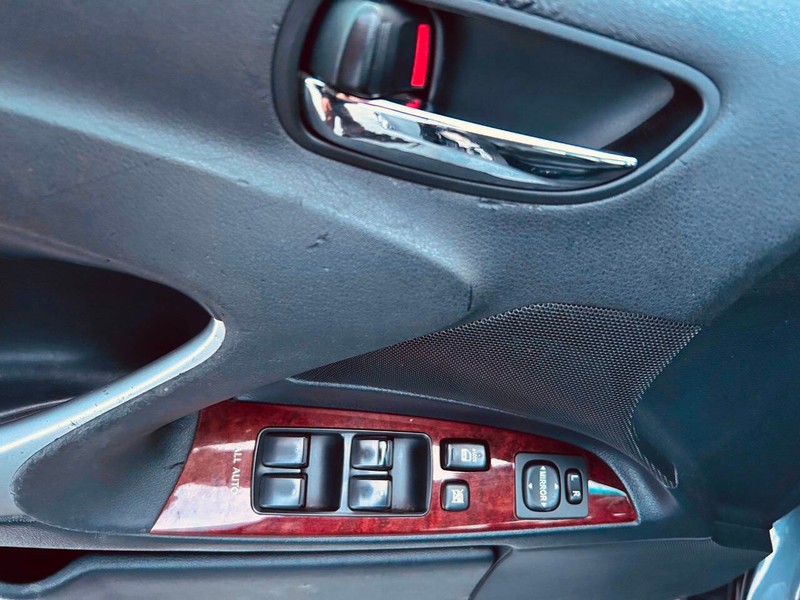 Lexus IS 350 Vehicle Full-screen Gallery Image 18