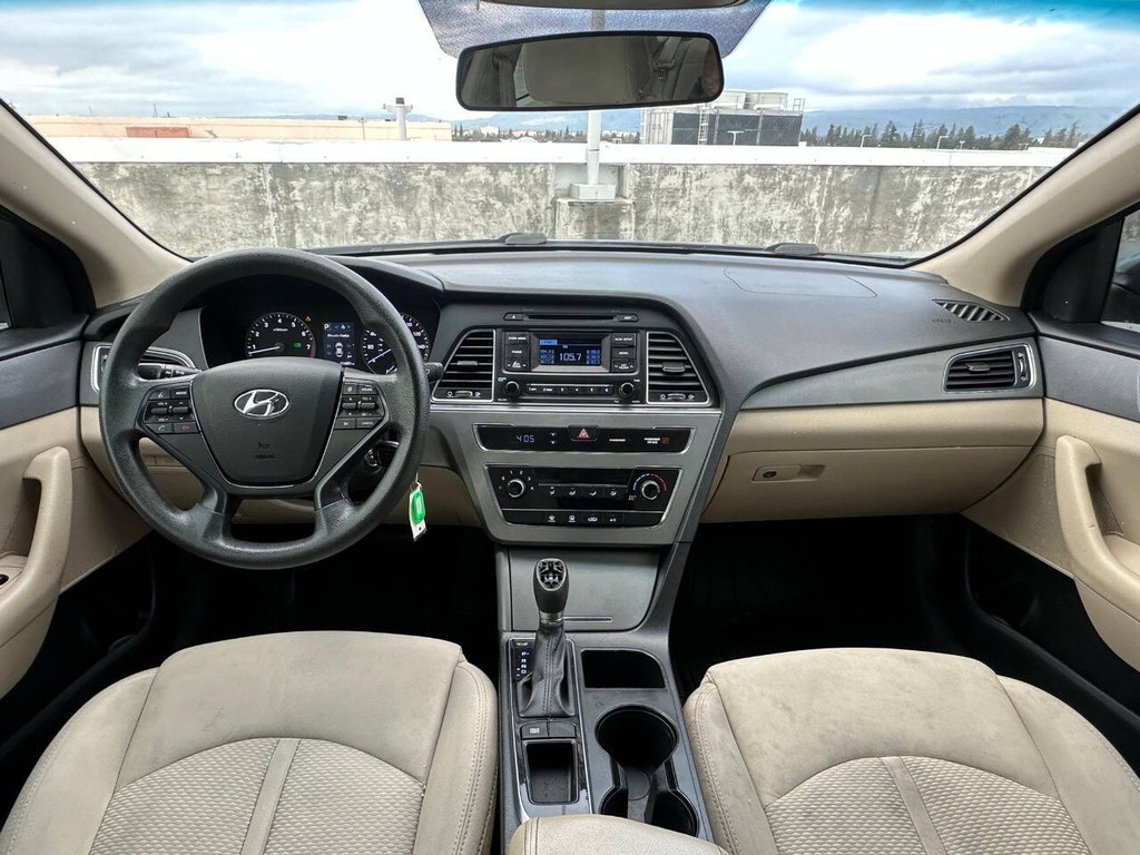 Hyundai Sonata Vehicle Full-screen Gallery Image 08