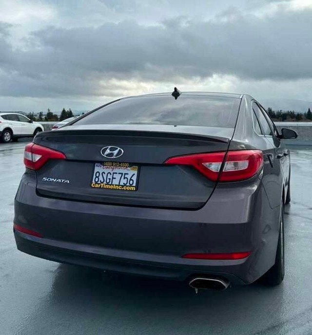 Hyundai Sonata Vehicle Full-screen Gallery Image 06