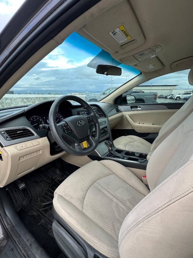 Hyundai Sonata Vehicle Full-screen Gallery Image 12