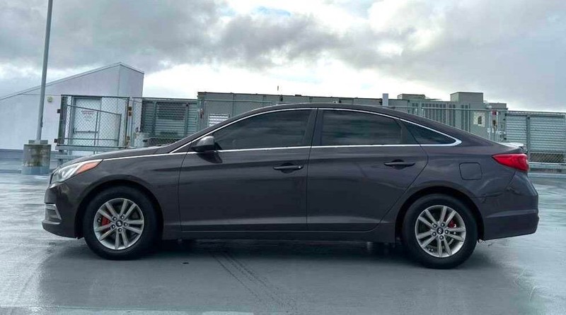 Hyundai Sonata Vehicle Full-screen Gallery Image 05