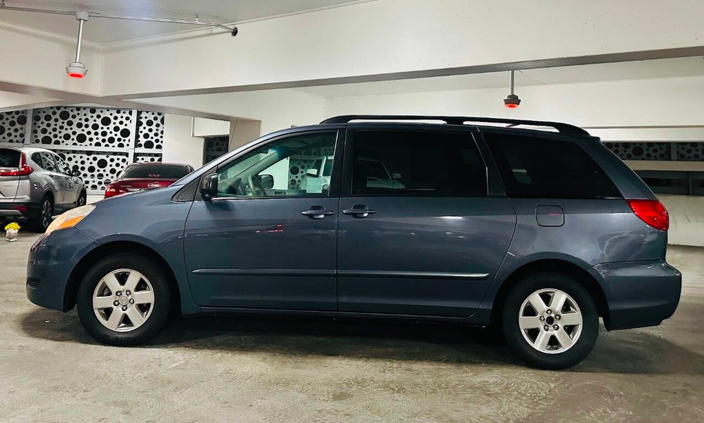 Toyota Sienna Vehicle Full-screen Gallery Image 05