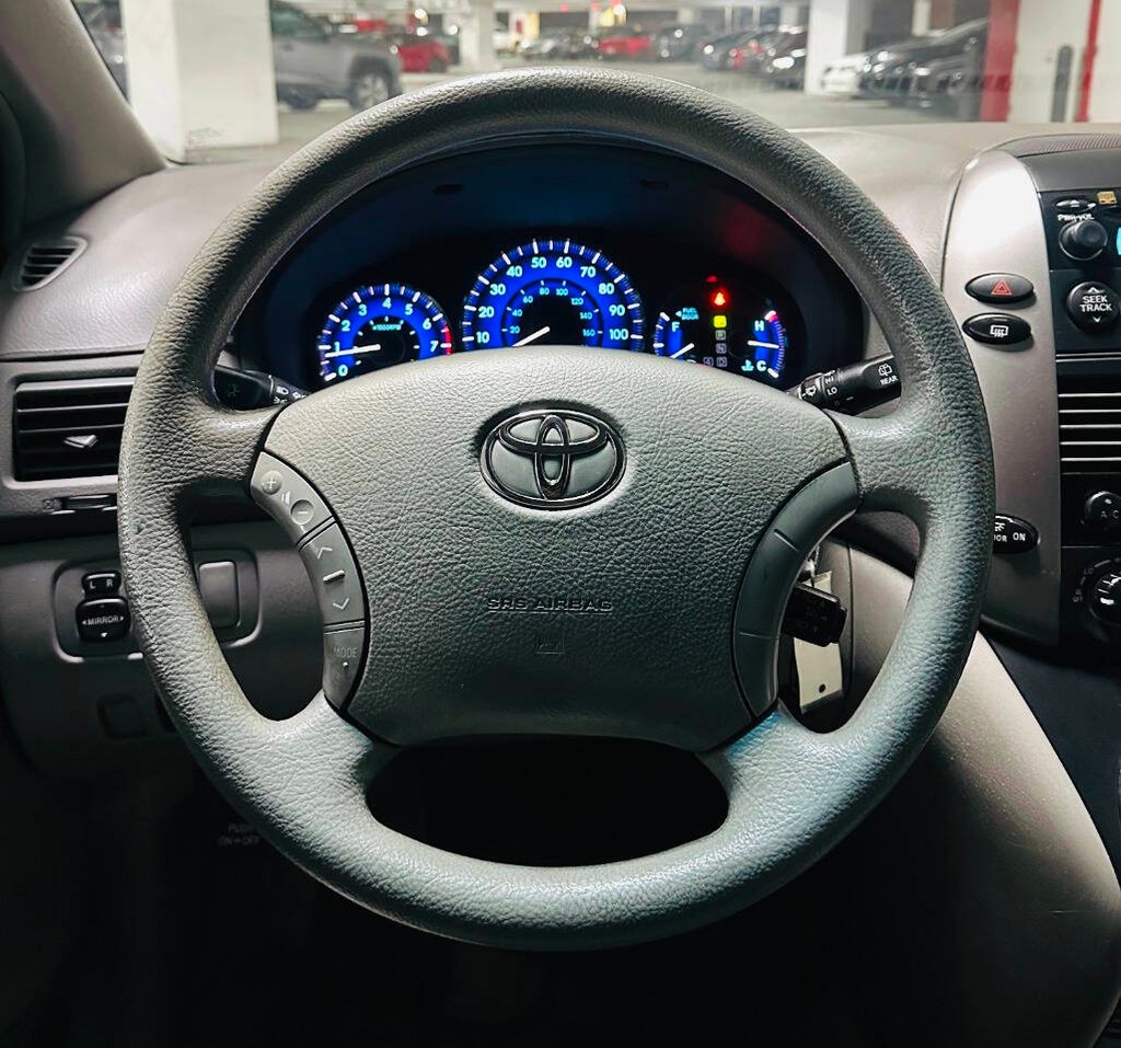 Toyota Sienna Vehicle Full-screen Gallery Image 11