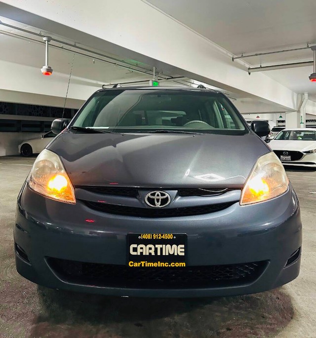 Toyota Sienna Vehicle Full-screen Gallery Image 02