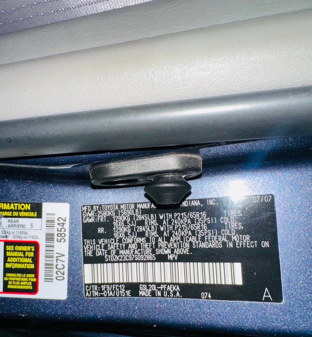 Toyota Sienna Vehicle Full-screen Gallery Image 09