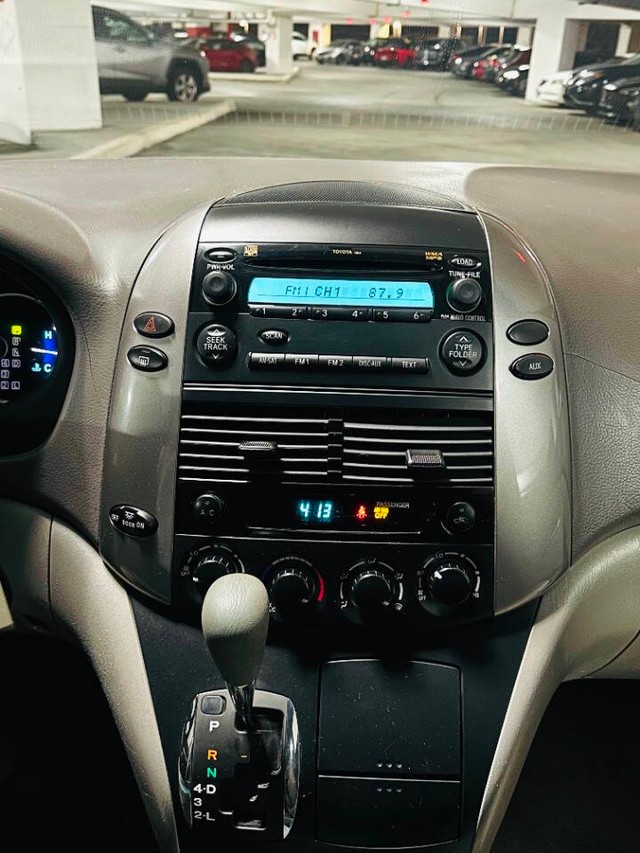 Toyota Sienna Vehicle Full-screen Gallery Image 12