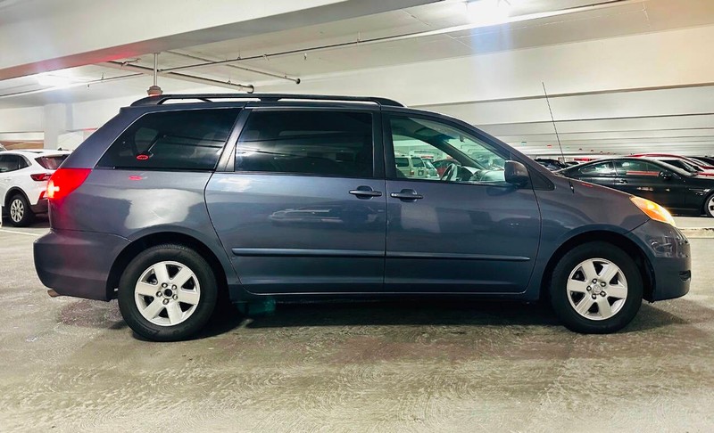 Toyota Sienna Vehicle Full-screen Gallery Image 08