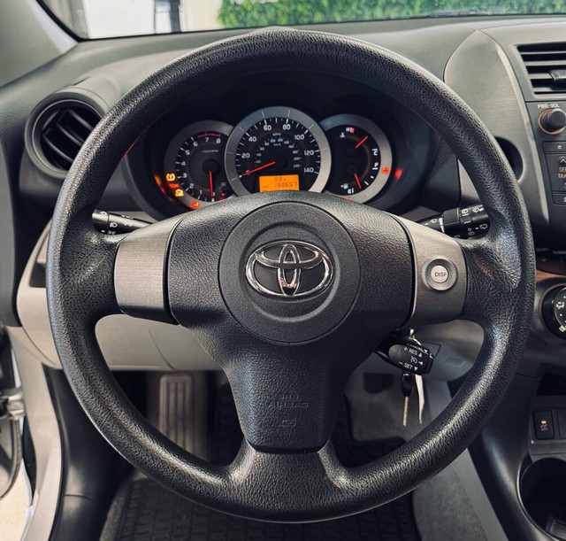 Toyota RAV4 Vehicle Full-screen Gallery Image 09