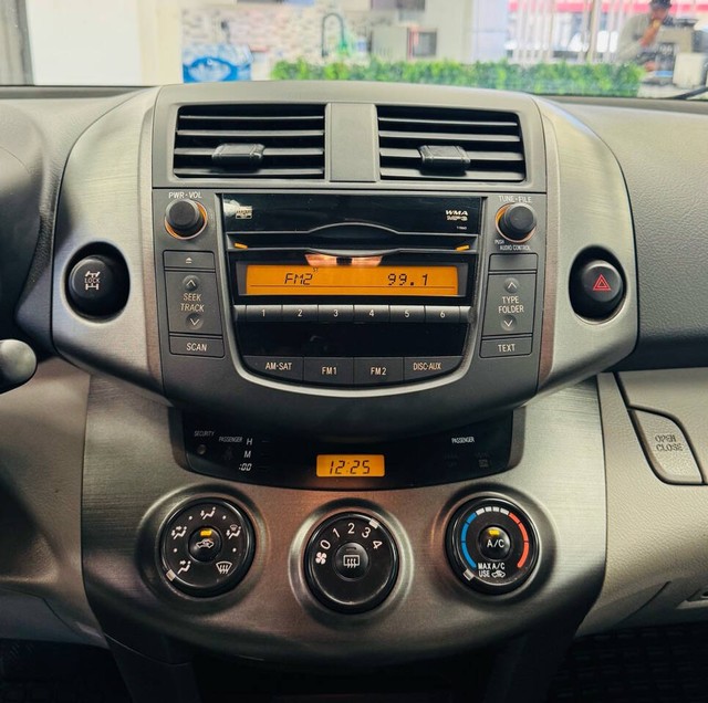 Toyota RAV4 Vehicle Full-screen Gallery Image 10