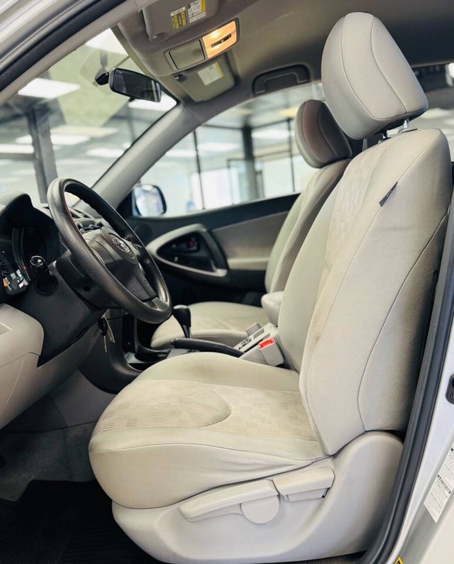 Toyota RAV4 Vehicle Full-screen Gallery Image 11