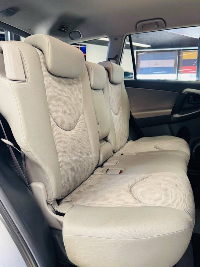 Toyota RAV4 Vehicle Full-screen Gallery Image 16