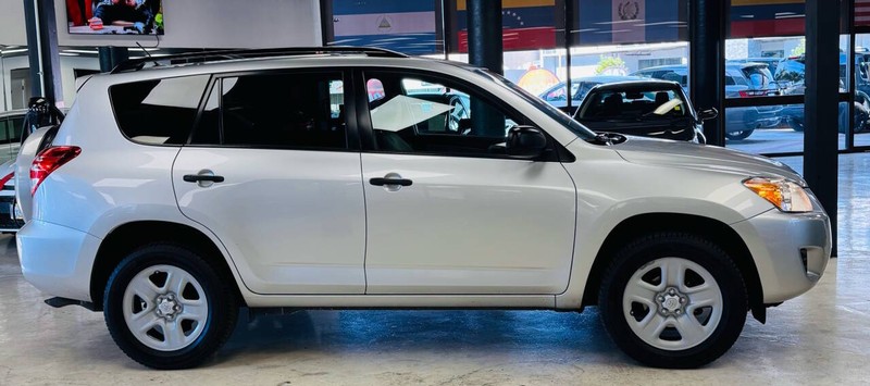 Toyota RAV4 Vehicle Full-screen Gallery Image 06