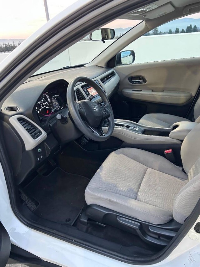 Honda HR-V Vehicle Full-screen Gallery Image 12