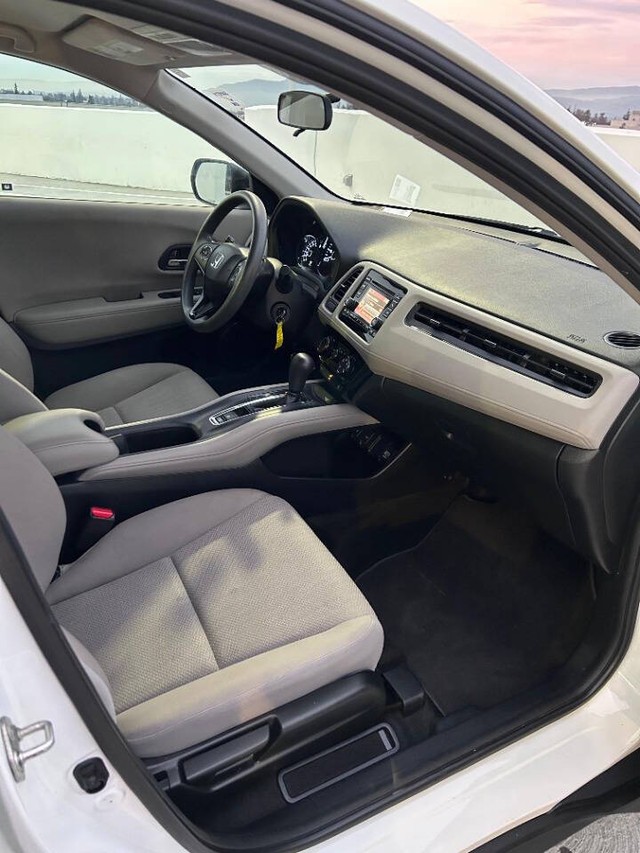 Honda HR-V Vehicle Full-screen Gallery Image 14